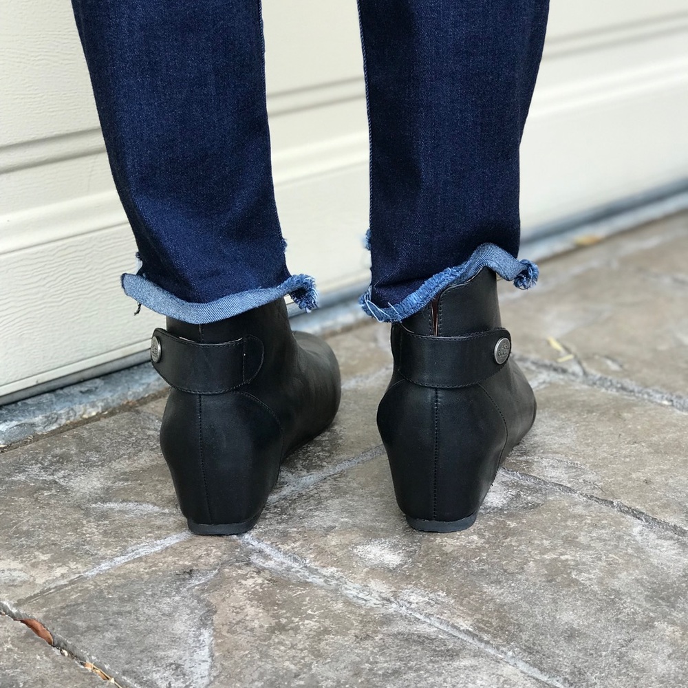 NIB Rich Leather Snap Back Hidden Wedge Booties - Picture 7 of 7
